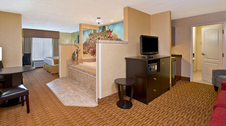 Holiday Inn Express & Suites Room