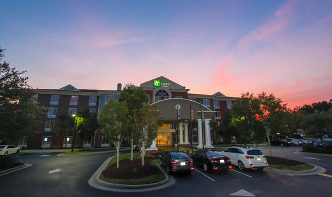 Holiday Inn Express/Suites Charleston-N Exterior