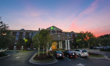 Holiday Inn Express/Suites Charleston-N