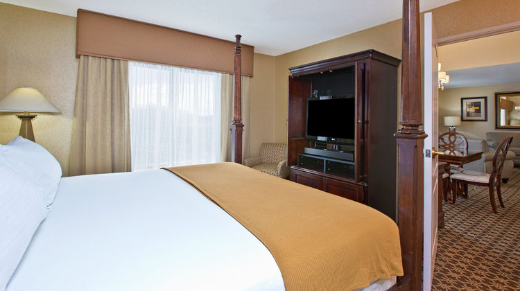 Holiday Inn Express & Suites Suite