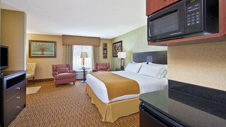Holiday Inn Express & Suites Suite