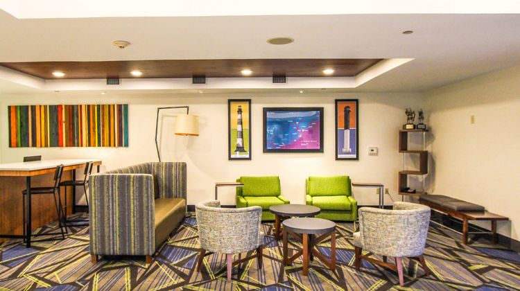 Holiday Inn Express/Suites Charleston-N Lobby