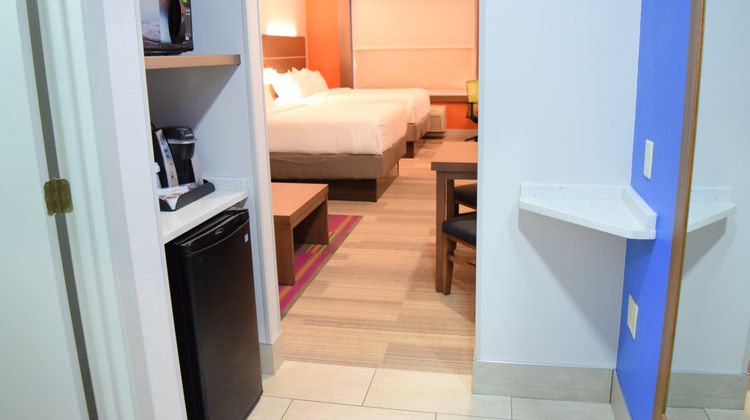Holiday Inn Express Hotel & Suites Suite