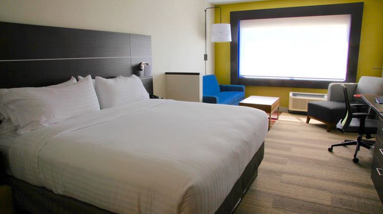 Holiday Inn Express & Suites Oswego Suite