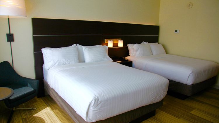 Holiday Inn Express & Suites Oswego Room
