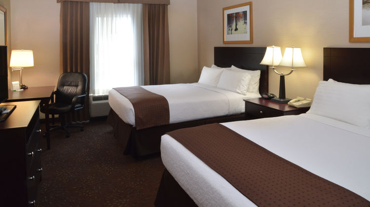 Holiday Inn Canton (Belden Village) Suite