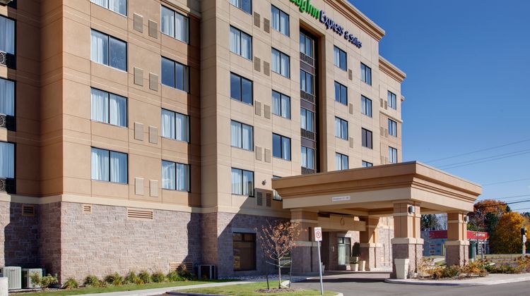 Holiday Inn Express Hotel & Suites Exterior