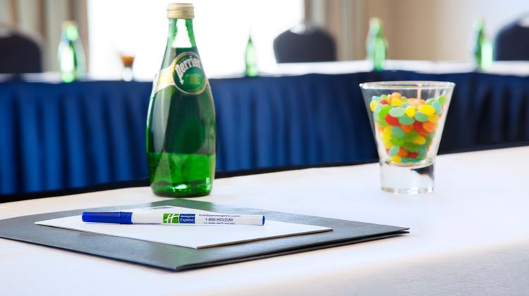 Holiday Inn Express Hotel & Suites Meeting
