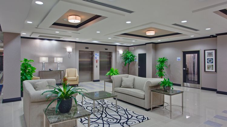 Holiday Inn Express Hotel & Suites Lobby