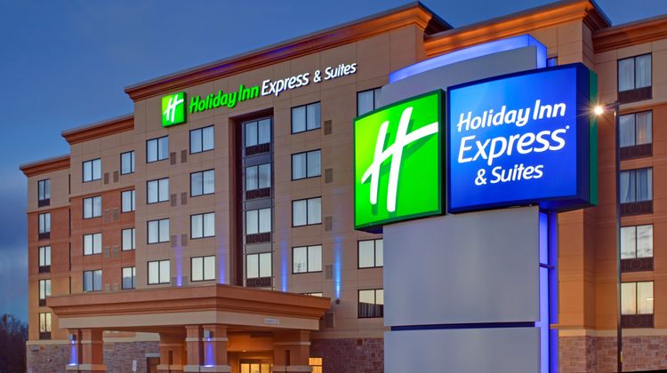 Holiday Inn Express Hotel & Suites Exterior
