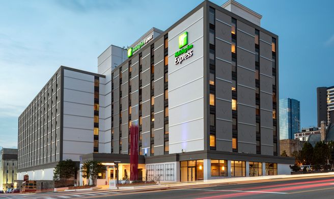 Holiday Inn Express Nashville Downtown Exterior