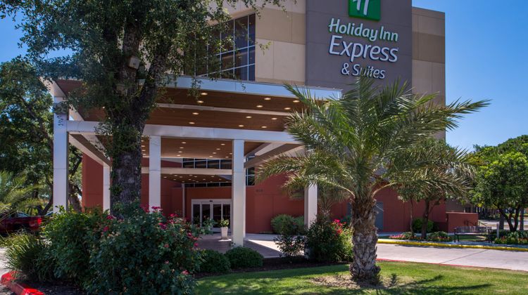 Holiday Inn Express & Suites Medical Exterior