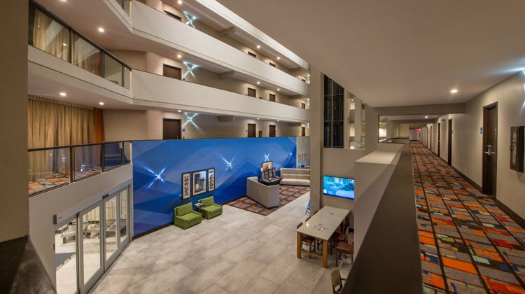 Holiday Inn Express & Suites Medical Lobby