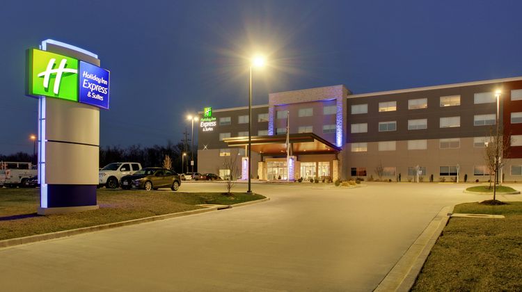 Holiday Inn Express & Suites Mt Vernon Exterior