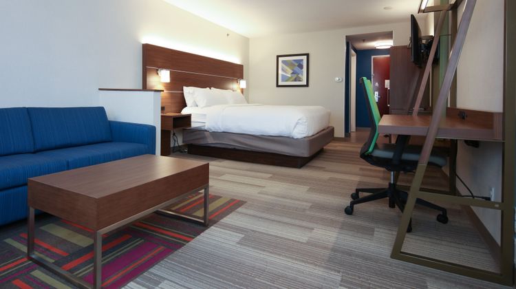Holiday Inn Express Hotel & Suites Suite