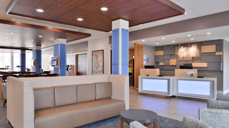 Holiday Inn Express Early Lobby