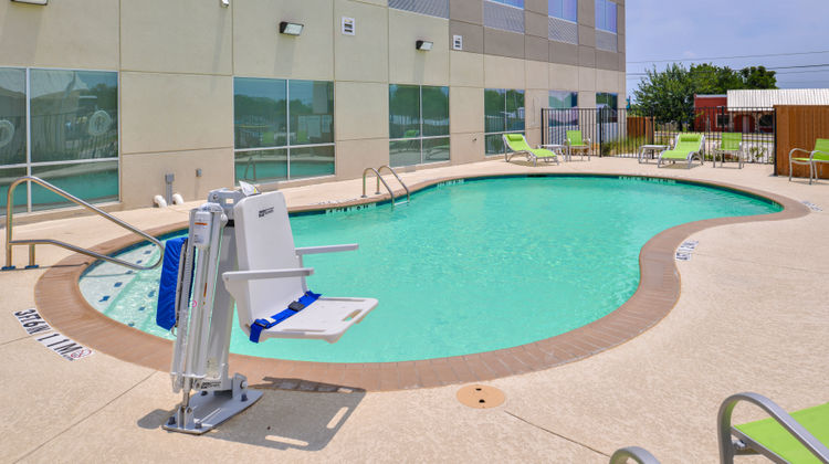 Holiday Inn Express Early Pool