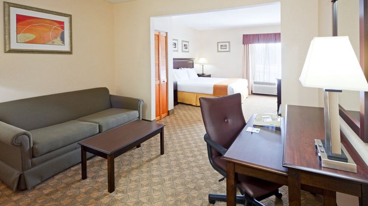 Holiday Inn Express & Suites Suite