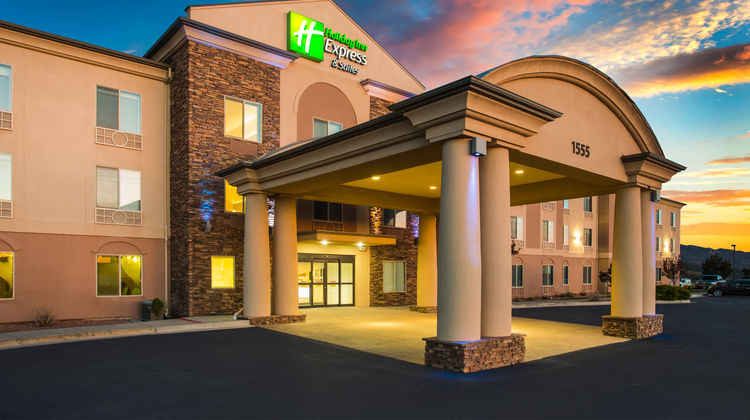 Holiday Inn Express & Suites Cedar City Exterior