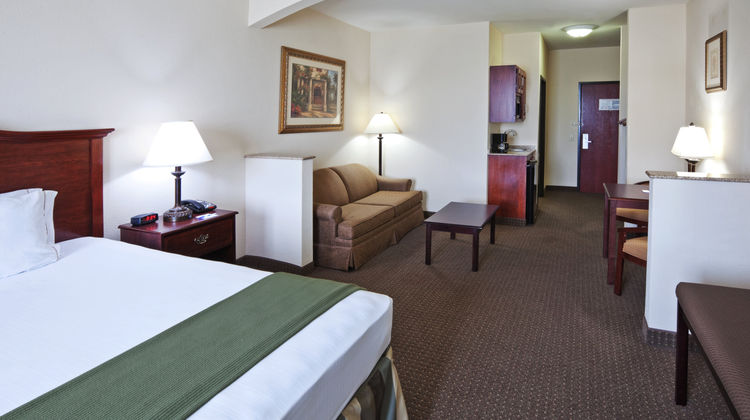 Holiday Inn Express Hotel & Suites Woodw Suite