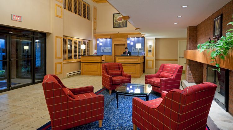 Holiday Inn Express Toronto East Lobby