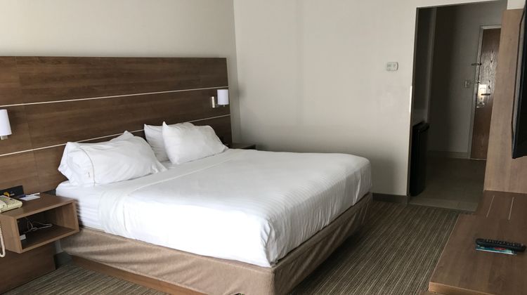 Holiday Inn Express Hotel & Suites Room