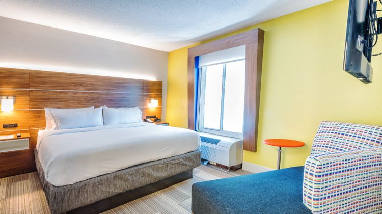 Holiday Inn Express Charleston Suite
