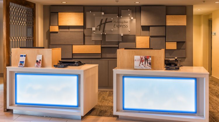Holiday Inn Express Charleston Lobby