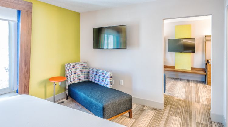 Holiday Inn Express Charleston Suite