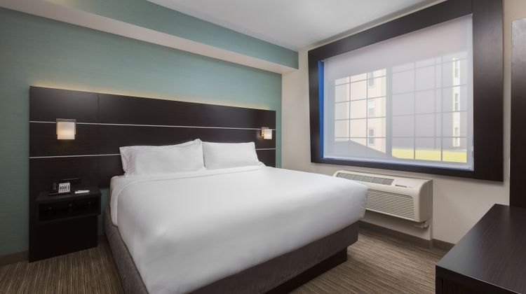 Holiday Inn Express Hotel & Suites Suite