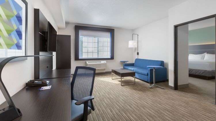 Holiday Inn Express Hotel & Suites Suite