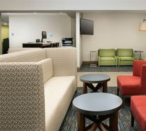 Holiday Inn Express/Suites BWI Airport N Lobby
