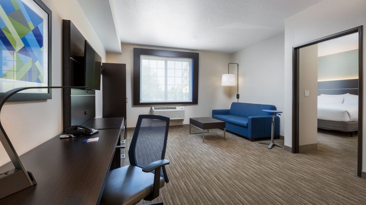 Holiday Inn Express Hotel & Suites Suite