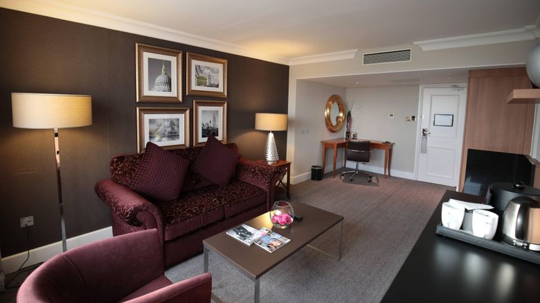 <b>Renaissance London Heathrow Hotel Suite</b>. Images powered by <a href="https://www.leonardoworldwide.com/" title="Leonardo Worldwide" target="_blank">Leonardo</a>.