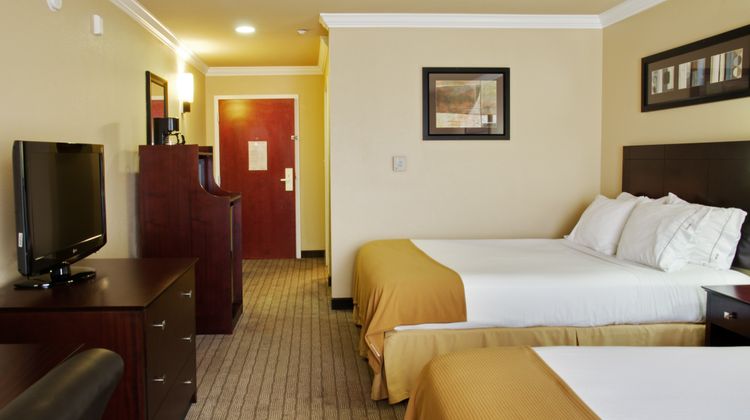 Holiday Inn Express Hotel & Suites Room