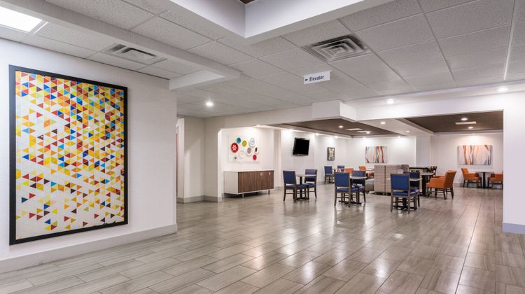 Holiday Inn Express & Stes Fort Lee Lobby