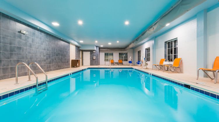 Holiday Inn Express & Stes Fort Lee Pool