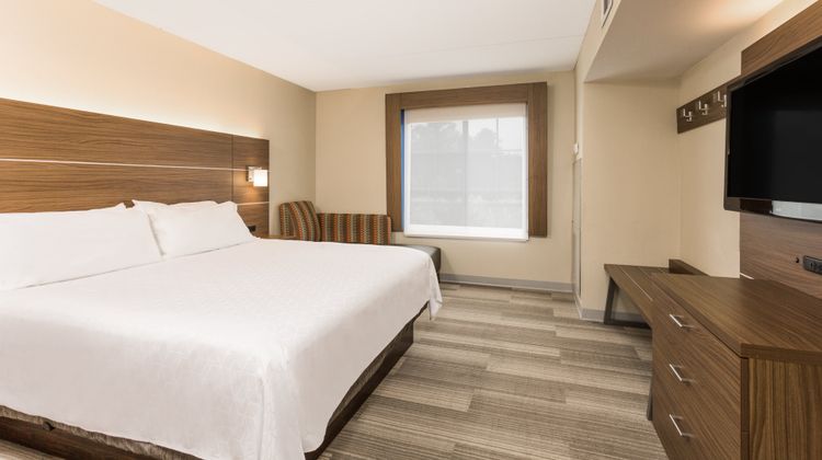 Holiday Inn Express & Stes Fort Lee Suite
