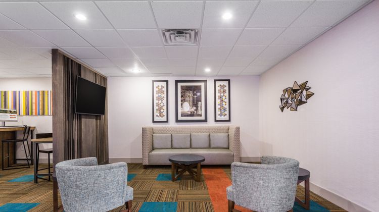 Holiday Inn Express & Stes Fort Lee Lobby