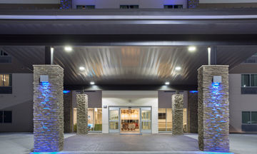Holiday Inn Express & Sts North Lincoln
