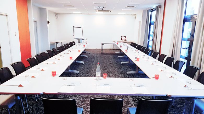 <b>Holiday Inn Coquelles Calais Meeting</b>. Images powered by <a href="https://www.leonardoworldwide.com/" title="Leonardo Worldwide" target="_blank">Leonardo</a>.