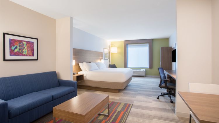 Holiday Inn Express & Suites Owing Mills Suite