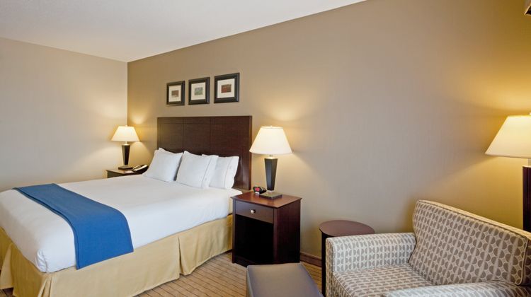 Holiday Inn Express & Suites Malone Room