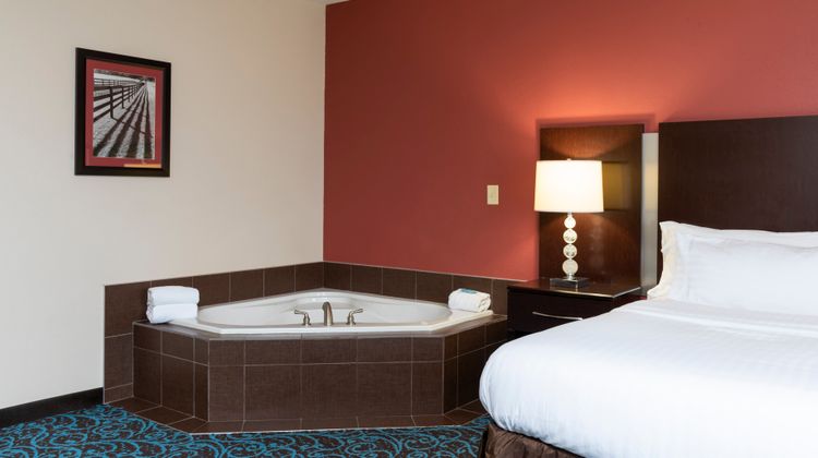 Holiday Inn Express New Philadelphia Suite