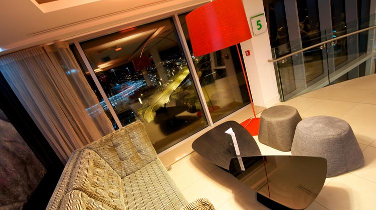 Holiday Inn Southend Lobby