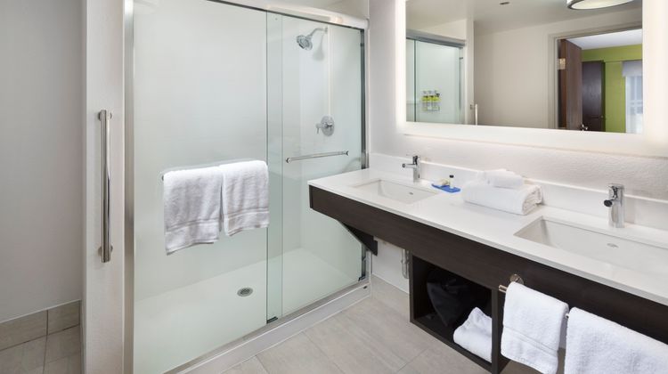 Holiday Inn Express Middlesboro Suite