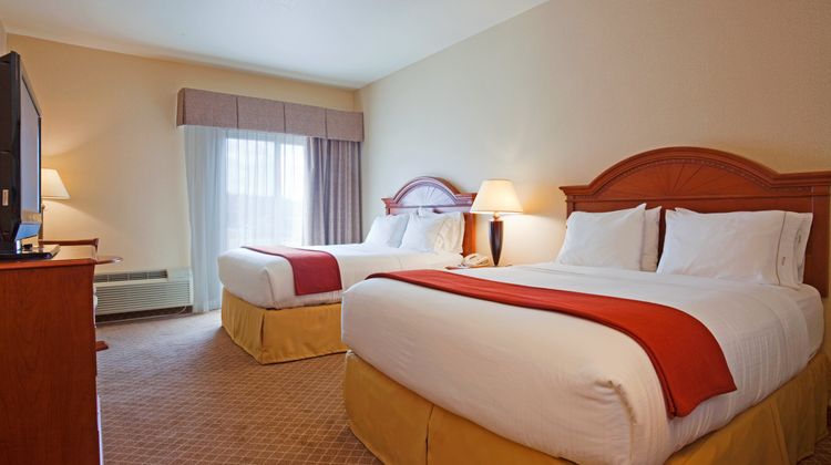 Holiday Inn Express & Suites Wausau Room