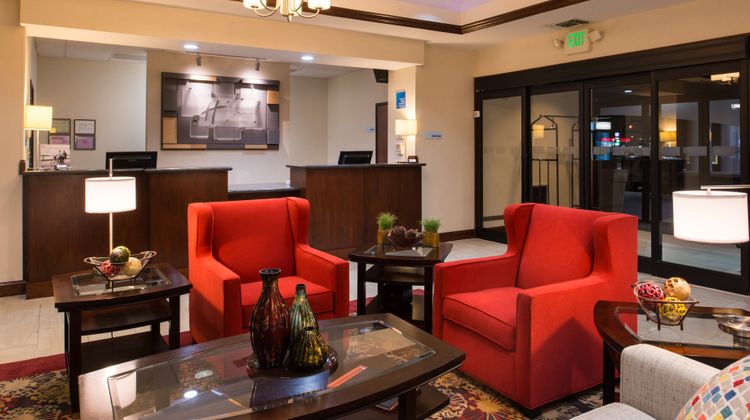 Holiday Inn Express & Suites Pittsburg Lobby