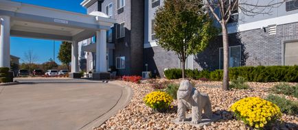 Holiday Inn Express & Suites Pittsburg Exterior