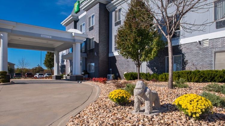 Holiday Inn Express & Suites Pittsburg Exterior
